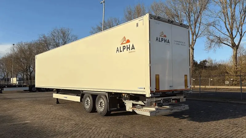 Verhuuroplegger van Alpha Rentals op het terrein