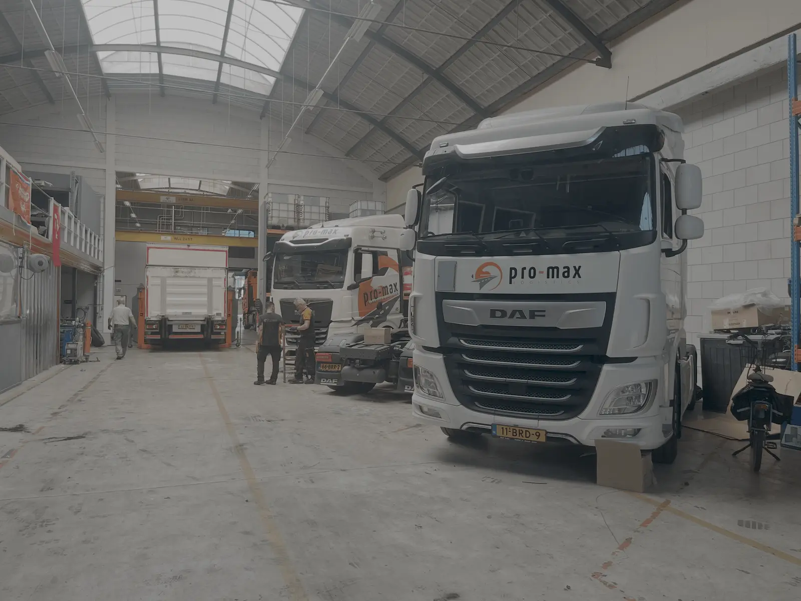 Trucks van Promax in de eigen werkplaats