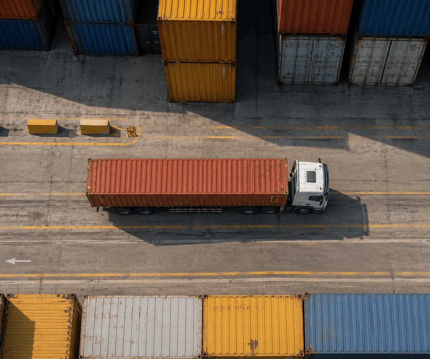Luchtfoto van een containerterminal met een vrachtwagen tussen de containers
