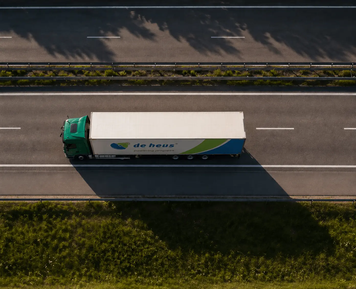 Vrachtwagen van een transportbedrijf onderweg op de snelweg