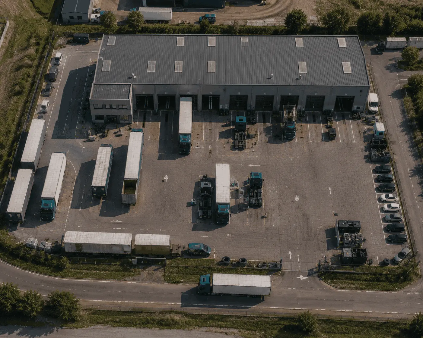 Luchtfoto van een transportbedrijf met werkplaats, laaddocks en eigen wagenpark